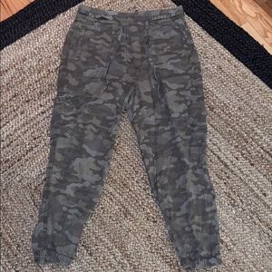 camo jogger / cargo style pants